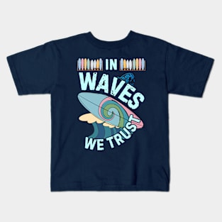 In Waves We Trust - vintage surf Kids T-Shirt